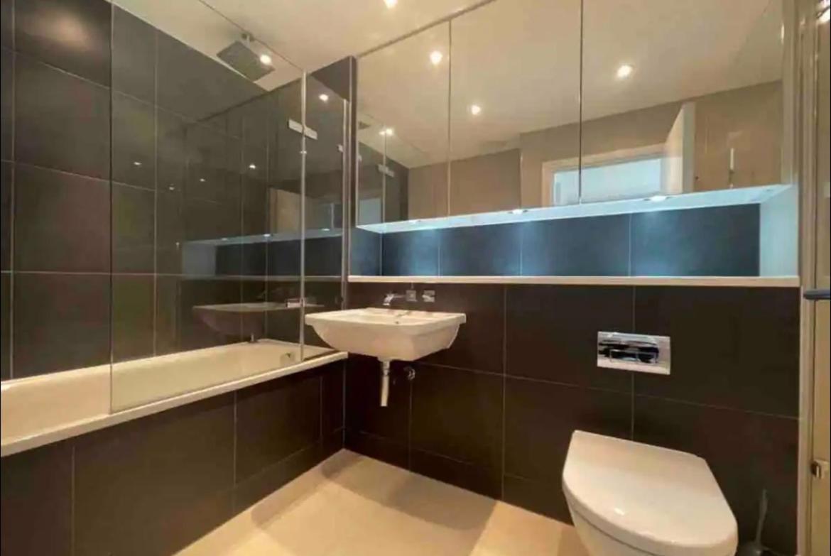 Modern Room Homestay In Apartment With Private Bathroom Croydon Extérieur photo